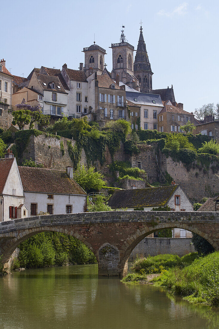 Blick auf Semur-en-Auxois mit l'Armancon und Kirche Notre-Dame , Dept. Côte-d'Or , Region Burgund , Frankreich , Europa
