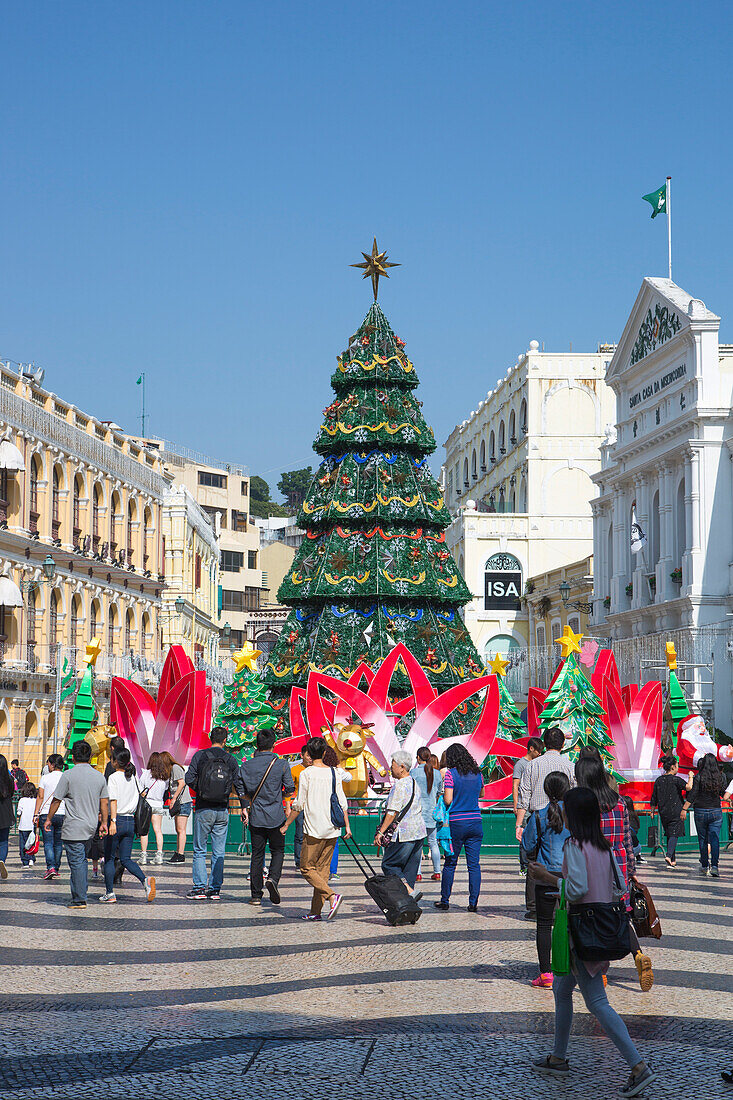 Weihnachtsbaum und Dekoration am Senado Square in der Altstadt, Macau, Macau, China