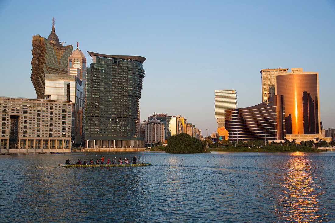 Menschen im Ruderboot auf dem See Nam Van mit Skyline, Macau, Macau, China