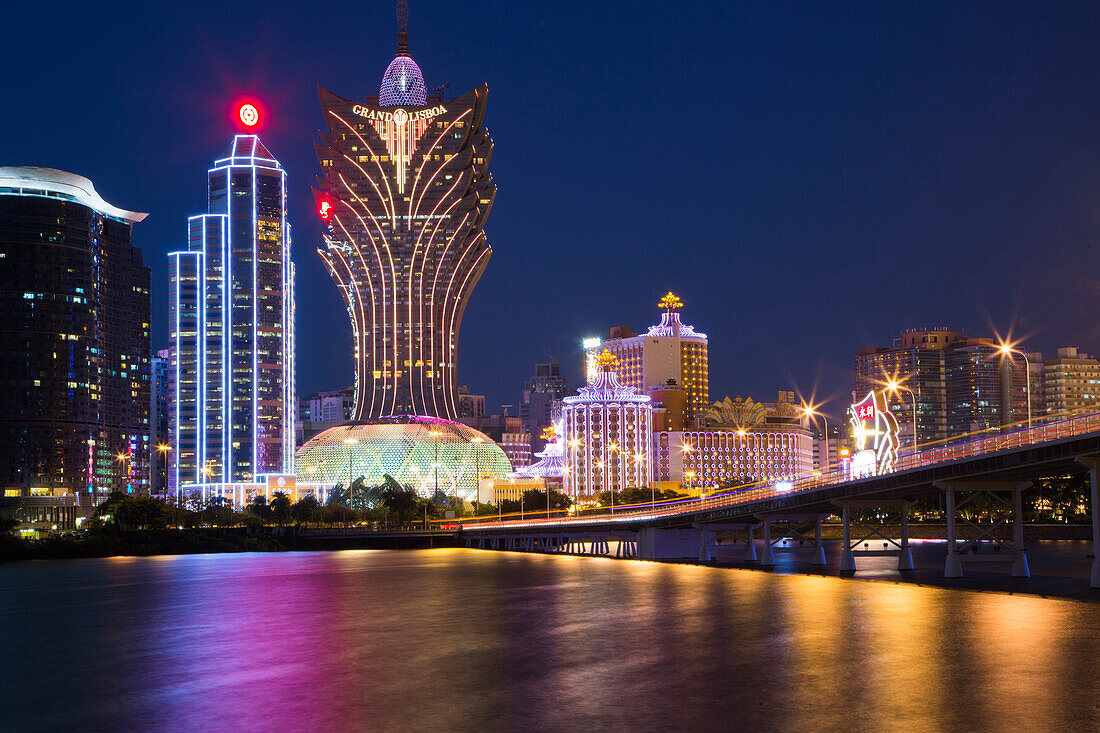 Beleuchtete Skyline mit Grand Lisboa Hotel & Casino und Brücke Ponte Governador Nobre de Carvalho Macau-Taipa bei Nacht, Macau, Macau, China