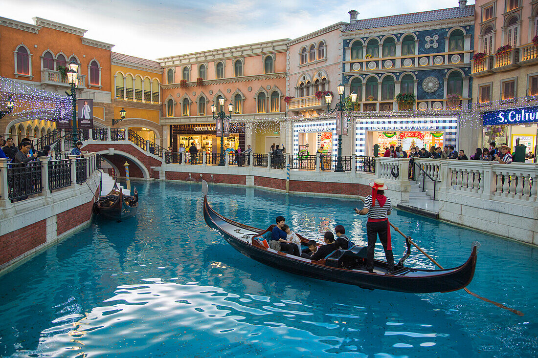 O sole mio: Gondelfahrt auf Kanal im The Venetian Macau Resort Hotel am Cotai Strip, Cotai, Macau, China