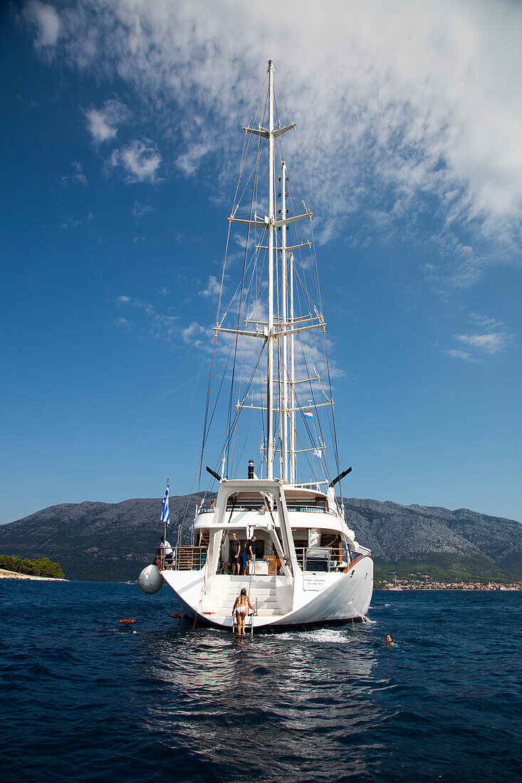 Junge Frauen auf der Deck Plattform von Motorsegler Kreuzfahrtschiff M/S Panorama (Variety Cruises) auf Reede während eines Badeaufenthalts für die Passagiere, nahe Korcula, Dubrovnik-Neretva, Kroatien