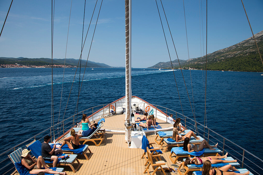 Passagiere relaxen an Deck von Motorsegler Kreuzfahrtschiff M/S Panorama (Variety Cruises), nahe Korcula, Dubrovnik-Neretva, Kroatien