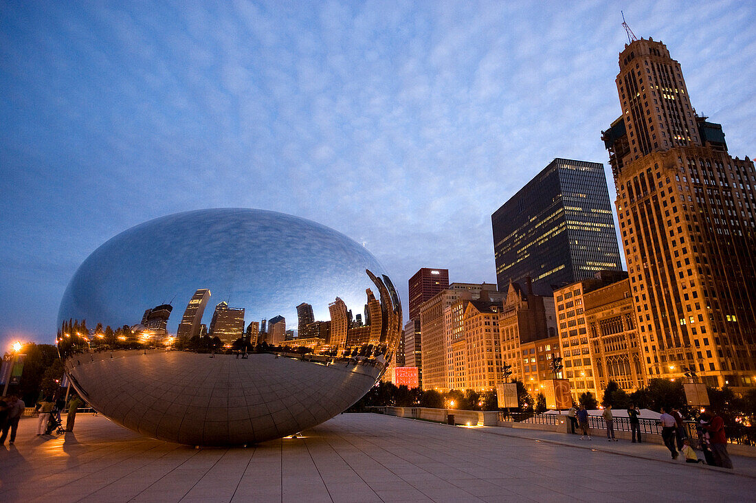 USA, Illinois, Chicago, Loop District, Millennium Park, Anish Kapoors Cloud Gate, die gemeinhin 2004 gegründet genannt wurde die Jelly Bean für te Eröffnung des Millenium Park