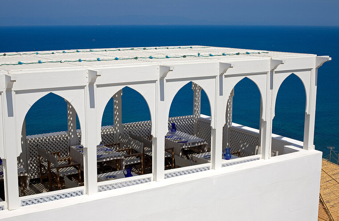 Marokko, Tangier Tetouan Region, Tanger, Kasbah, Nord-Pinus Tanger Hotel Terrasse des Restaurants mit Blick auf die Straße von Gibraltar