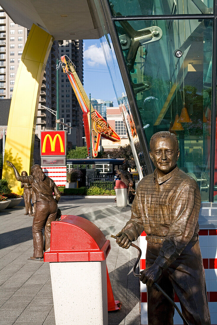 USA, Illinois, Chicago, Magnificent Mile, McDonalds Rock 'n Roll Fast-Food in Clark Street, Riesen-Gitarre des Hard Rock Café im Hintergrund