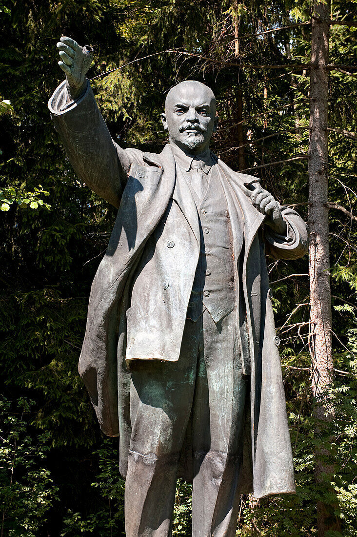 Lithuania (Baltic States), Alytus County, Druskininkai, Gruto Parkas Park or Grutas Park commonly known as Stalin Word, portrait of Vladimir Ilitch Oulianov, also known as Lenin (22 avril 1870 - 21 janvier 1924), statue which was shown in Lukiskiu between