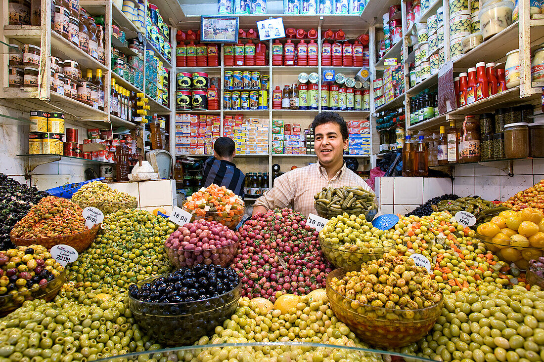 Marokko, Tangier Tetouan Region, Tangier, Medina, Lebensmittelhändler verkauft Oliven