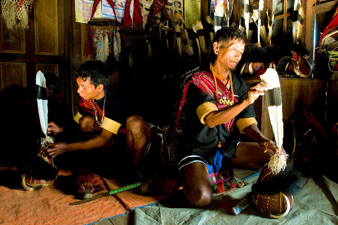 Myanmar (Burma), Sagaing, Dorf Leshi, Panshei und Wang-Flügel aus dem naga Konyak Stamm liest immer an der Feier für neue Jahr zu nehmen