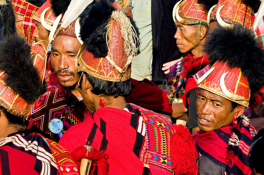 Myanmar (Burma), Sagaing, Dorf Leshi, Nagas aus Konyak Stamm während der traditionellen Zeremonie der Aufhebung der Säule