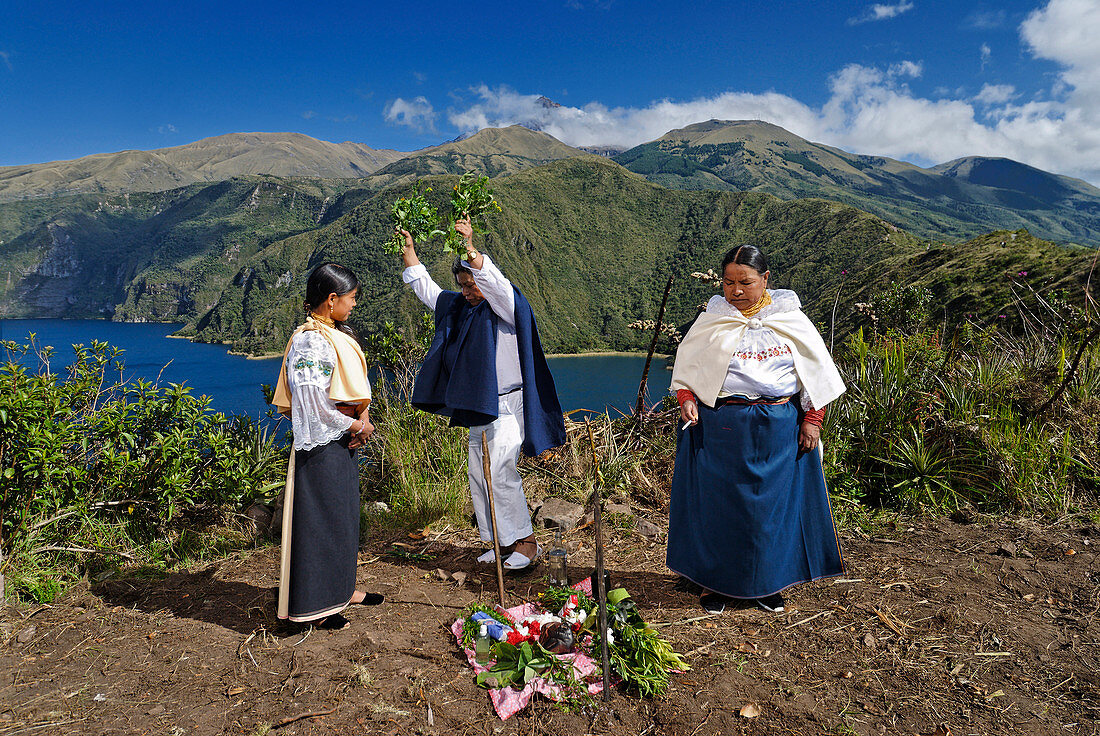 Ecuador, Imbabura Provinz, Anden, Lagune Cuicocha, am unteren Rand des Cotacachi dieser Schamanen Otavalero fleht die Kräfte der Natur für seine Sitzung der Reinigung