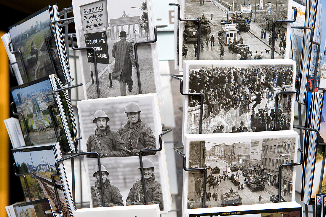 Deutschland, Berlin, Bezirk Mitte, Postkarten auf dem Boulevard Unter den Linden