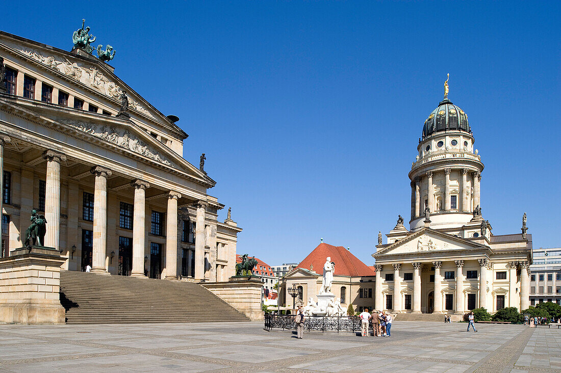 Deutschland, Berlin, Gendarmenmarkt, Französisch Kirche zwischen 1701 und 1705 von den Architekten Louis Gayard und Abraham Quesnay gebaut, das Konzerthaus auf der linken Seite