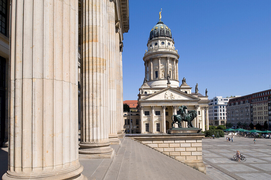 Deutschland, Berlin, Gendarmenmarkt, Französisch Kirche gebaut zwischen 1701 und 1705 von den Architekten Louis Gayard und Abraham Quesnay Blick aus dem Konzerthaus