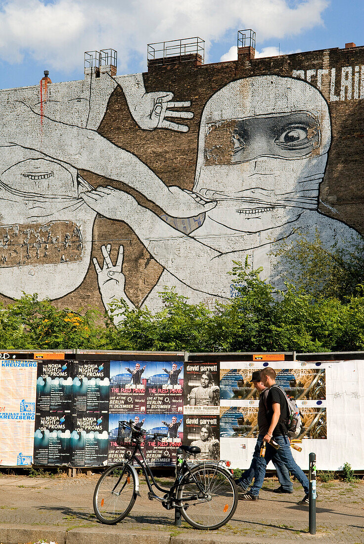 Germany, Berlin, Kreuzberg district, mural in the Cuvrystrasse Street at the corner of the Schlesische strasse