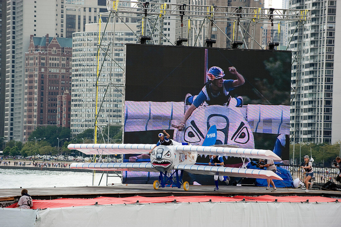 'USA, Illinois, Chicago, The Red Bull Flugtag ist eine jährliche von Red Bull gesponserten Fun-Event, die auf dem Lake Michigan stattfindet. Alle Arten von so genannten fliegenden Objekte haben so weit wie möglich zu fliegen; hier das Bier-Dose des neuen 