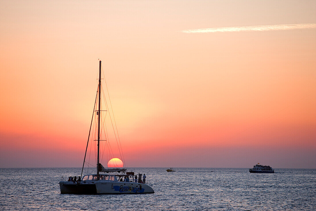 Spanien, Balearen, Ibiza, Sant Antoni, Sonnenuntergang vor dem Café del Mar