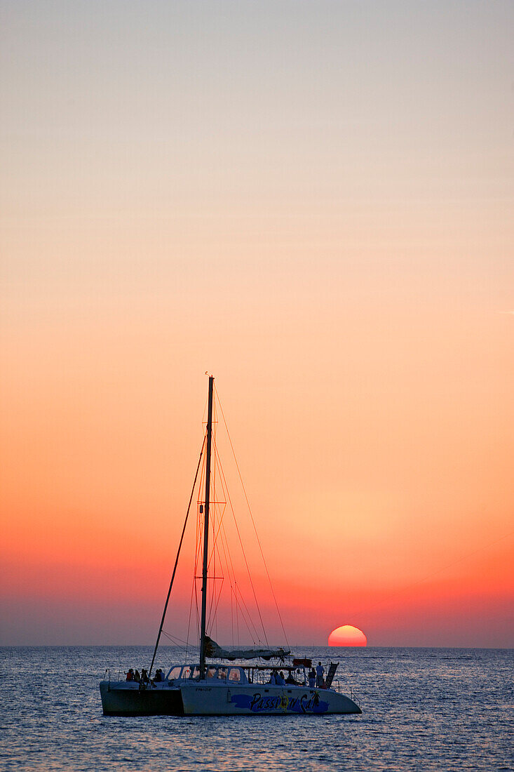 Spanien, Balearen, Ibiza, Sant Antoni, Sonnenuntergang vor dem Café del Mar