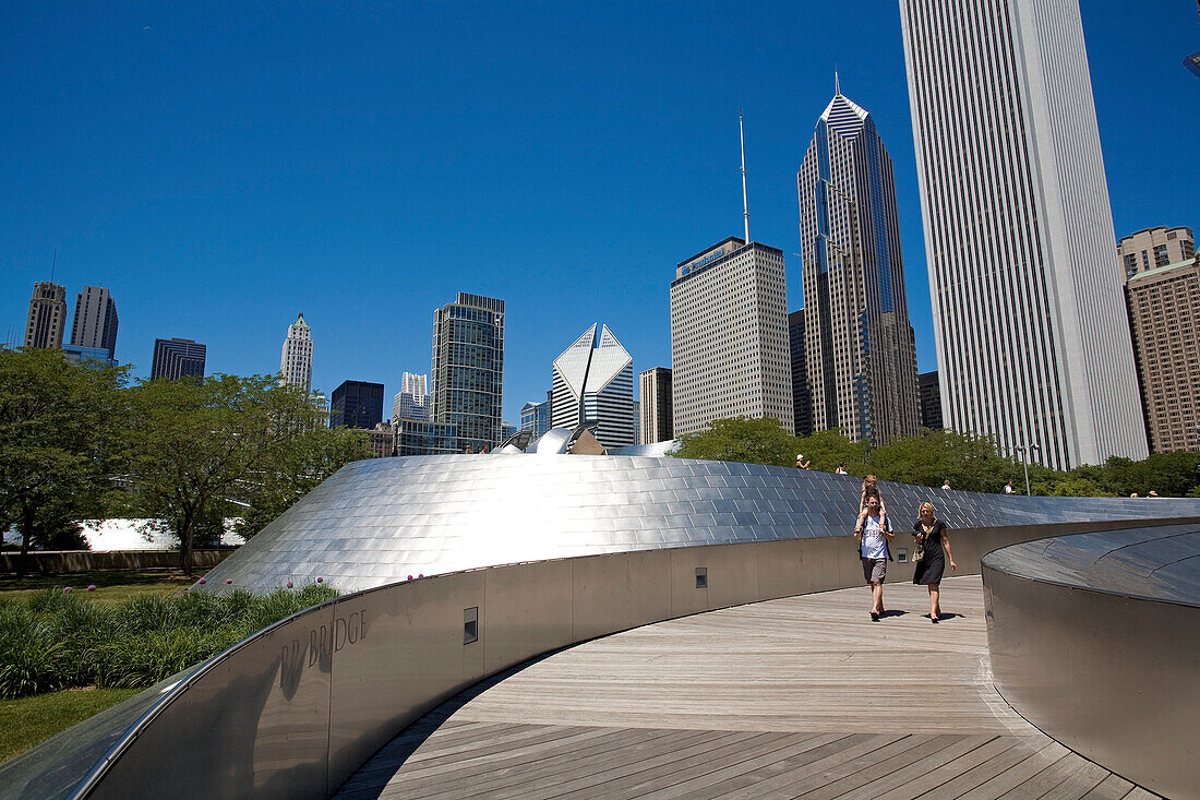 USA, Illinois, Chicago, Millennium Park, Wolkenkratzer von Loop-Viertel von BP-Brücke aus gesehen