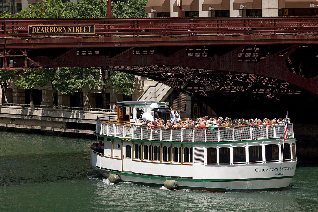United States, Illinois, Chicago, Chicago River, cruise ship passing under the Bridge of Dearborn Street