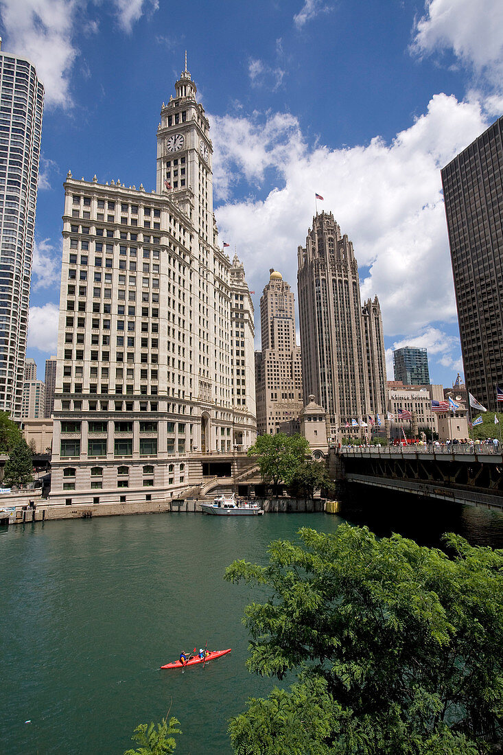 USA, Illinois, Chicago, Kajak auf Chicago River und Wrigley Building im Hintergrund