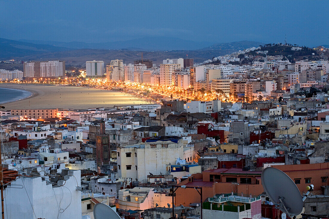 Marokko, Tangier Tetouan Region, Tanger, Medina und Strand von der Kasbah gesehen