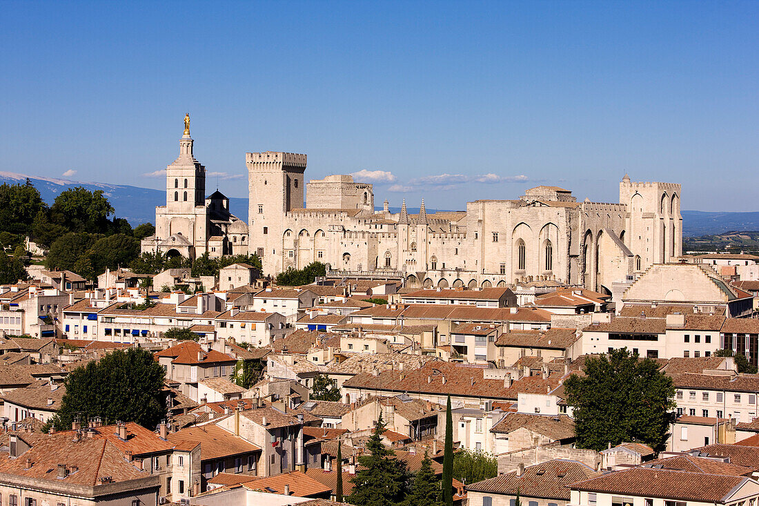 Frankreich, Vaucluse, Avignon, dem Palais des Papes als Weltkulturerbe der UNESCO, und die Remparts