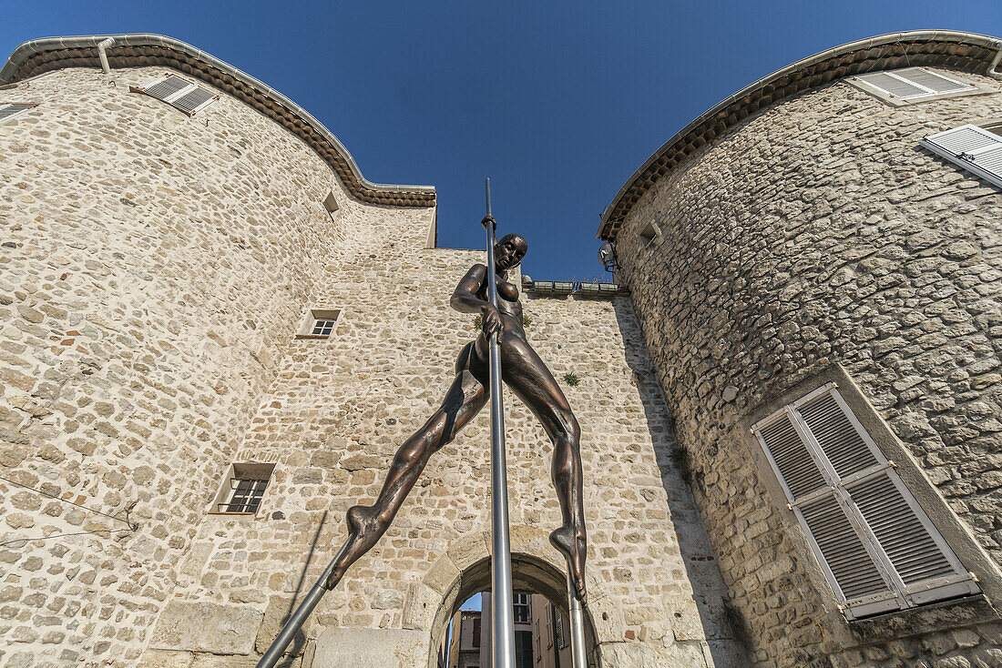 Skulptur von Nicolas Laverenne, Altstadt Antibes, Côte d Azur, Frankreich (nur redaktionelle Verwendung)