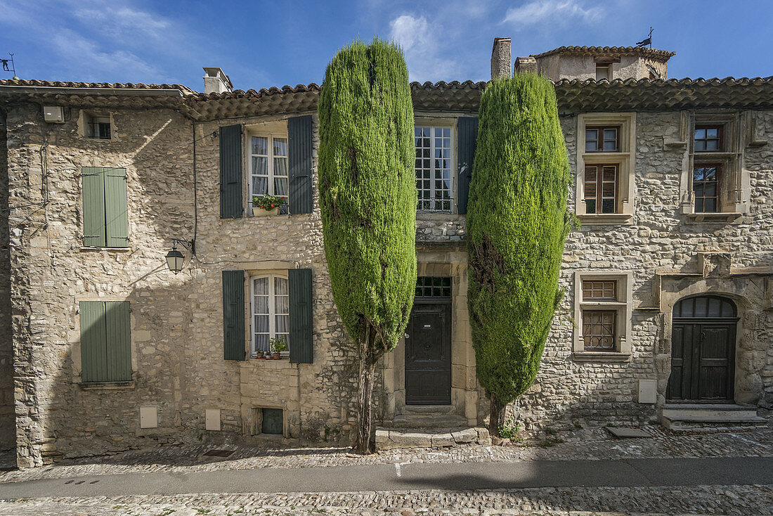 Alley in roman town Vaison la Romaine , Provence, Provence-Alpes-Côte d'Azur, Vaucluse, France