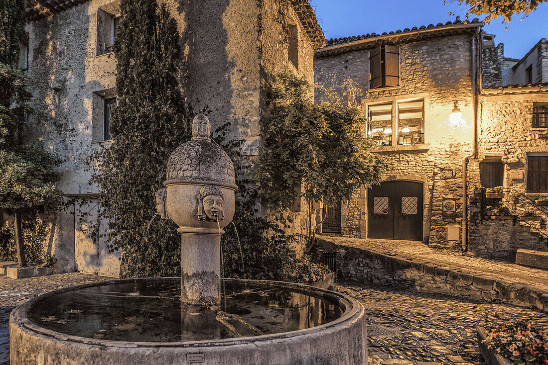 Fountain in roman town Vaison la Romaine , Provence, Provence-Alpes-Côte d'Azur, Vaucluse, France