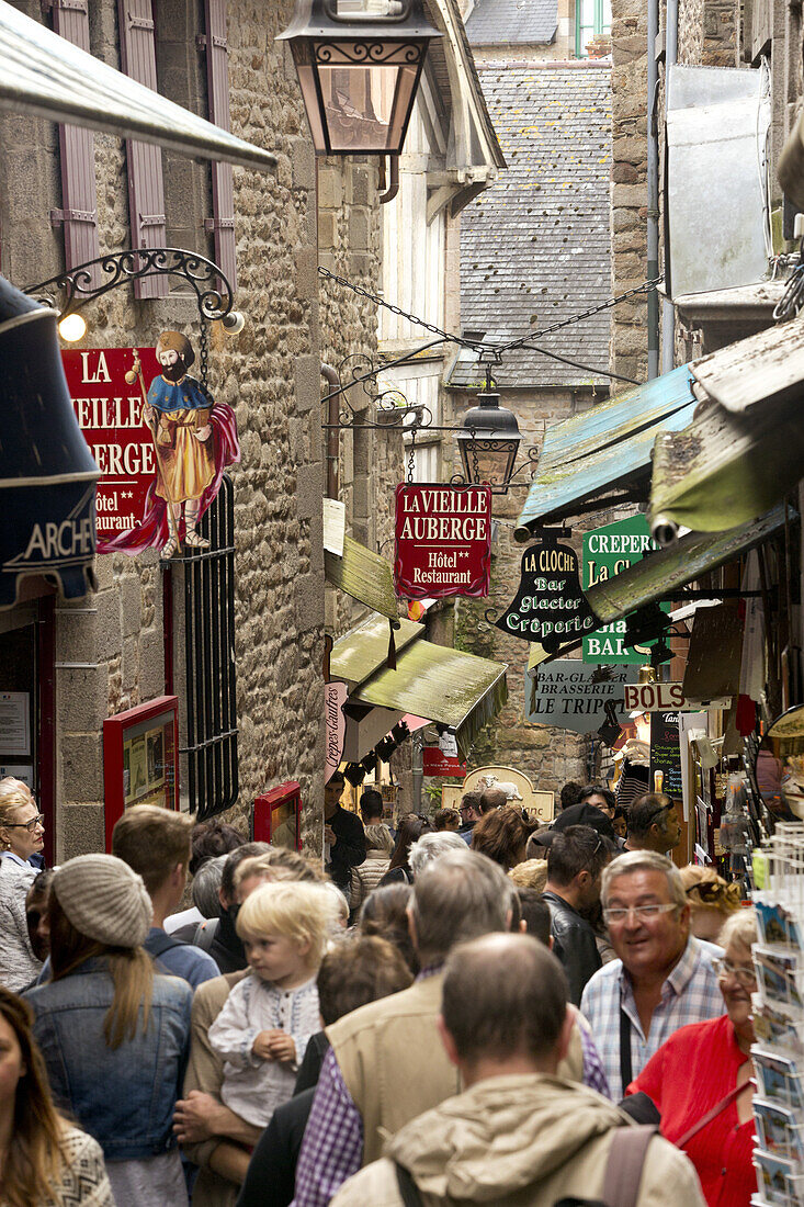 Scharen von Touristen an der Grand Rue, Mont Saint Michel, Bretagne, Frankreich