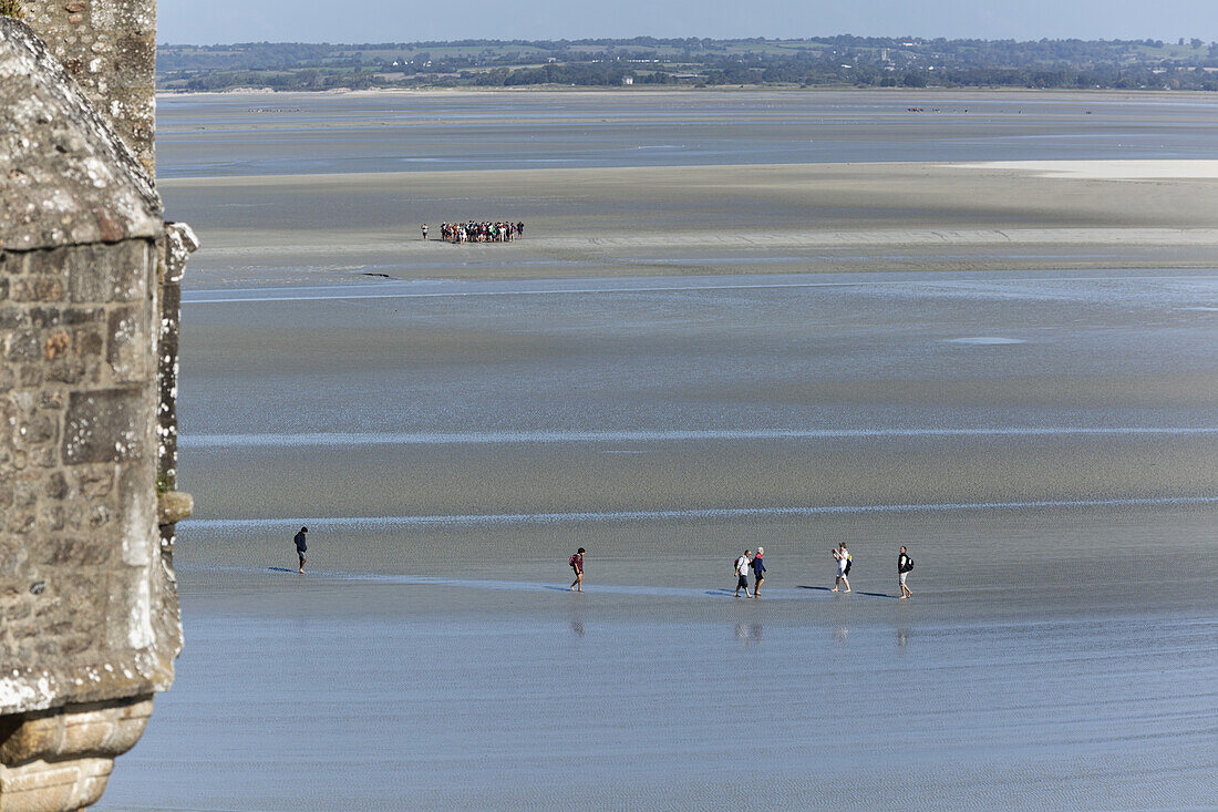 Tourist zu Fuß auf das Wattenmeer in der Bucht Couesnon, Mont Saint Michel, Bretagne, Frankreich