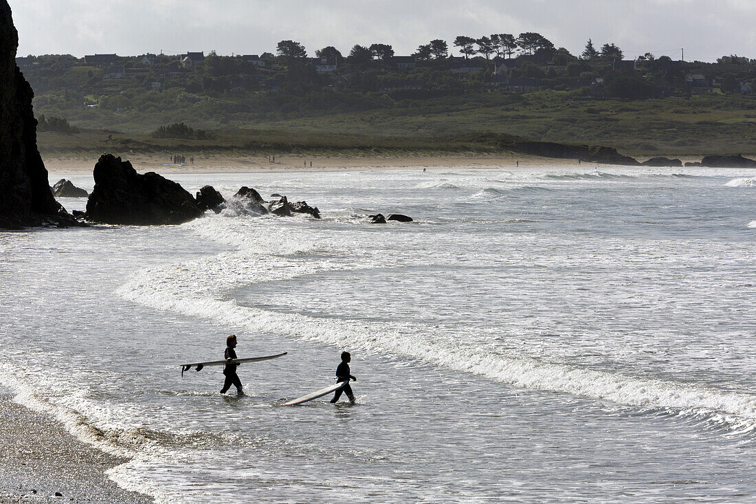 Surfers, Anse de Dinan, Bretagne, France