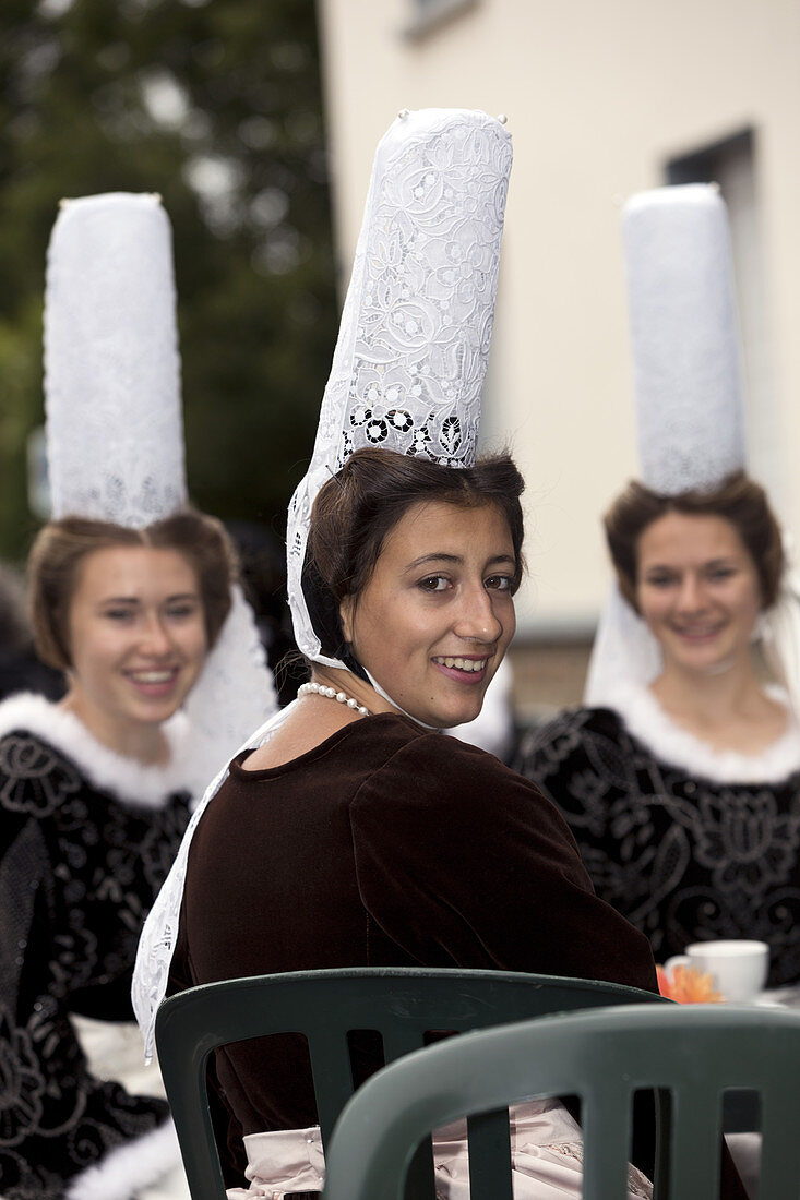 Traditionelle Bretoner Anzug, das Fest der blauen Netze in Concarneau, Bretagne, Frankreich