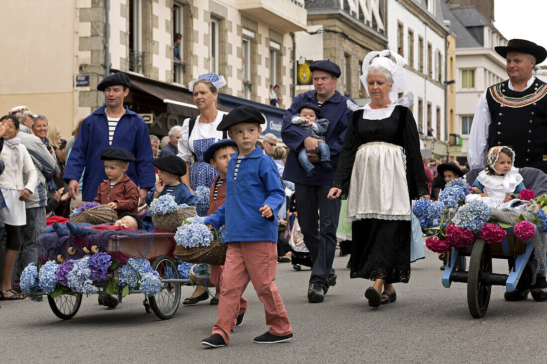 Parade, das Fest der blauen Netze in Concarneau, Bretagne, Frankreich