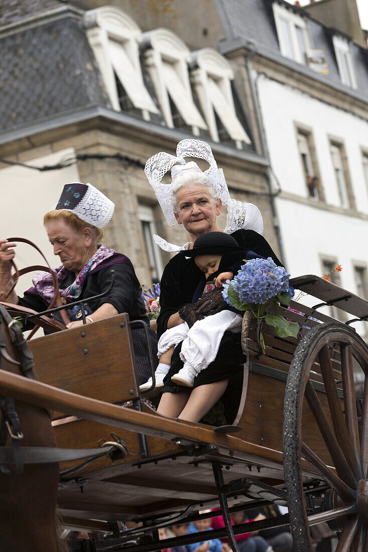 Parade, das Fest der blauen Netze in Concarneau, Bretagne, Frankreich