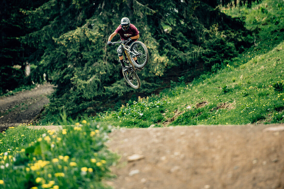 Bikepark Brandnertal, Brandnertal Valley, Mountainbiker, Downhill, Jump, Mountainbike, woods, gras, Vorarlberg, Austria, Mountains, Alps