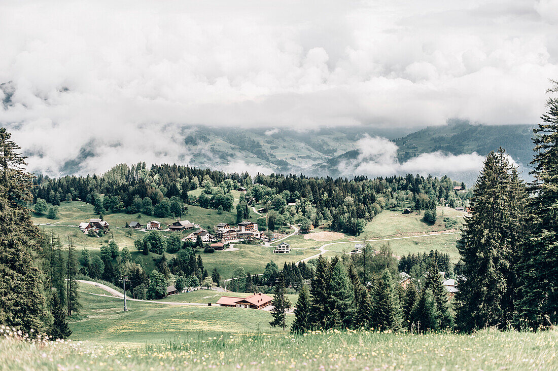 Ortschaft im Brandnertal, Vorarlberg, Österreich, Berge, Wolken