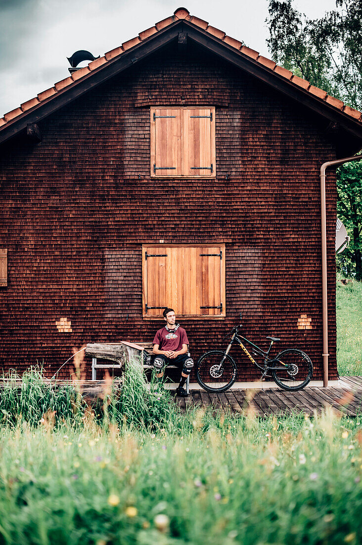 Portrait junger Mountainbiker, Mountainbike, Hütte, Brandnertal, Vorarlberg, Österreich