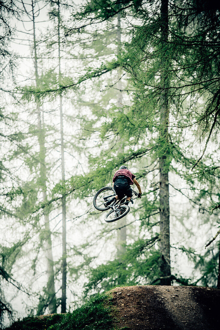 Bikepark Brandnertal, Brandnertal Valley, Mountainbiker, Downhill, Jump, Mountainbike, woods, gras, Vorarlberg, Austria, Mountains, Alps