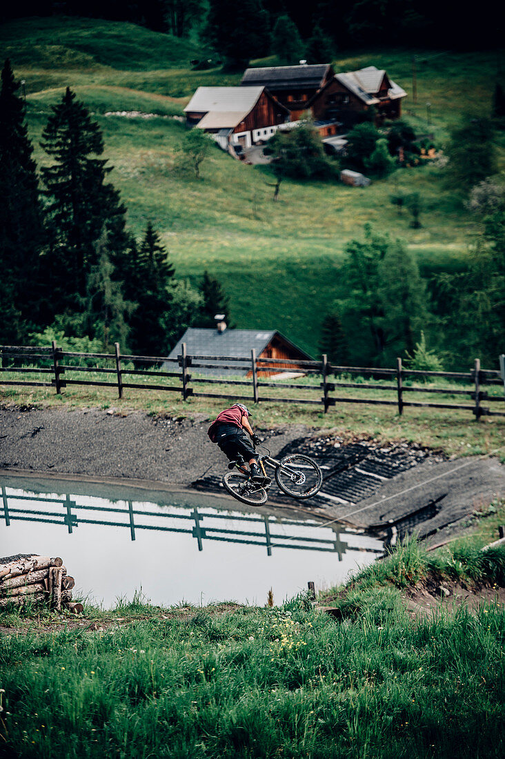 Bikepark Brandnertal, Mountainbiker, Downhill, Sprung, Mountainbike, Wald, Wiese, Vorarlberg, Österreich, Berge, Alpen