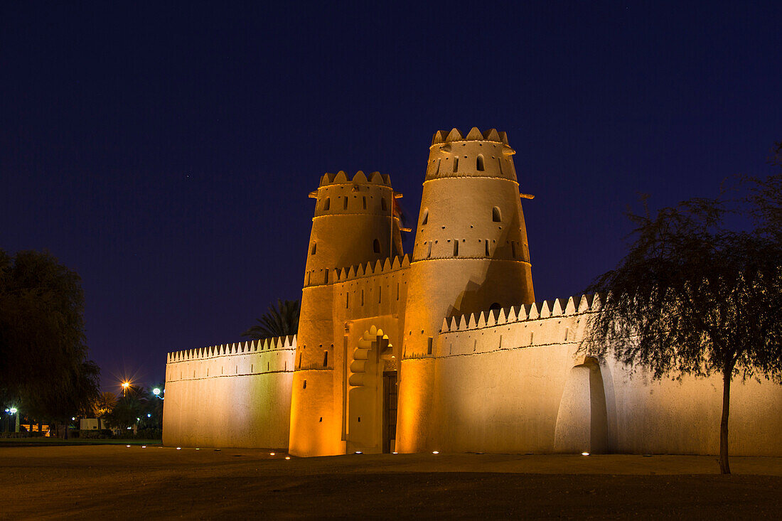 Al Jahili Fort at night, Al Ain, UNESCO World Heritage Site, Abu Dhabi, United Arab Emirates, Middle East