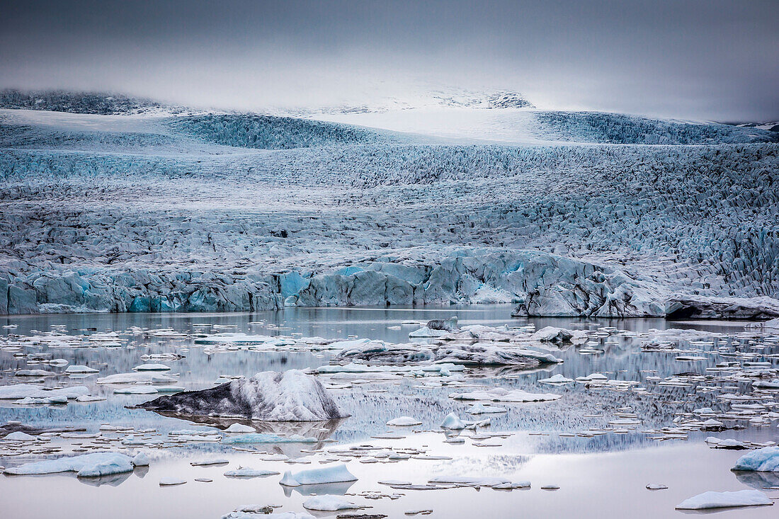 Icebergs floating in the Glacier Lagoon beneath Breidamerkurjokull glacier, Jokulsarlon, Vatnajokull, Iceland, Polar Regions