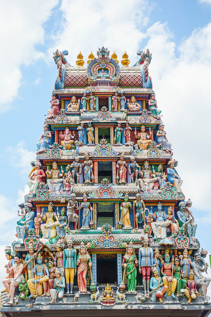 Sri Mariamman Temple in Chinatown, the oldest Hindu temple in Singapore with its colourfully decorated gopuram (tower), Singapore, Southeast Asia, Asia