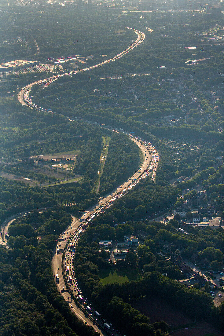 Luftaufnahme, A 40, Gegenlicht, schimmernd, Schlangenlinie, Verkehrsader, Ruhrgebiet, Deutsche Autobahn, Stau, Verkehr, Verkehrsnetz, Transit, LKW, Maut, Geschwindigkeit, Geschwindigkeitsbegrenzung, Tempolimit, Mittelstreifen, Transport, Infrastruktur, Au