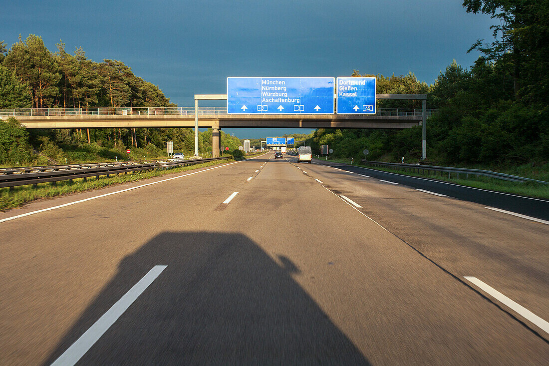 A 3, Deutsche Autobahn, Aschaffenburg, Verkehr, Wegweiser, Verkehrsnetz, Transit, LKW, Maut, Beschilderung, Wegweiser, Deutschland