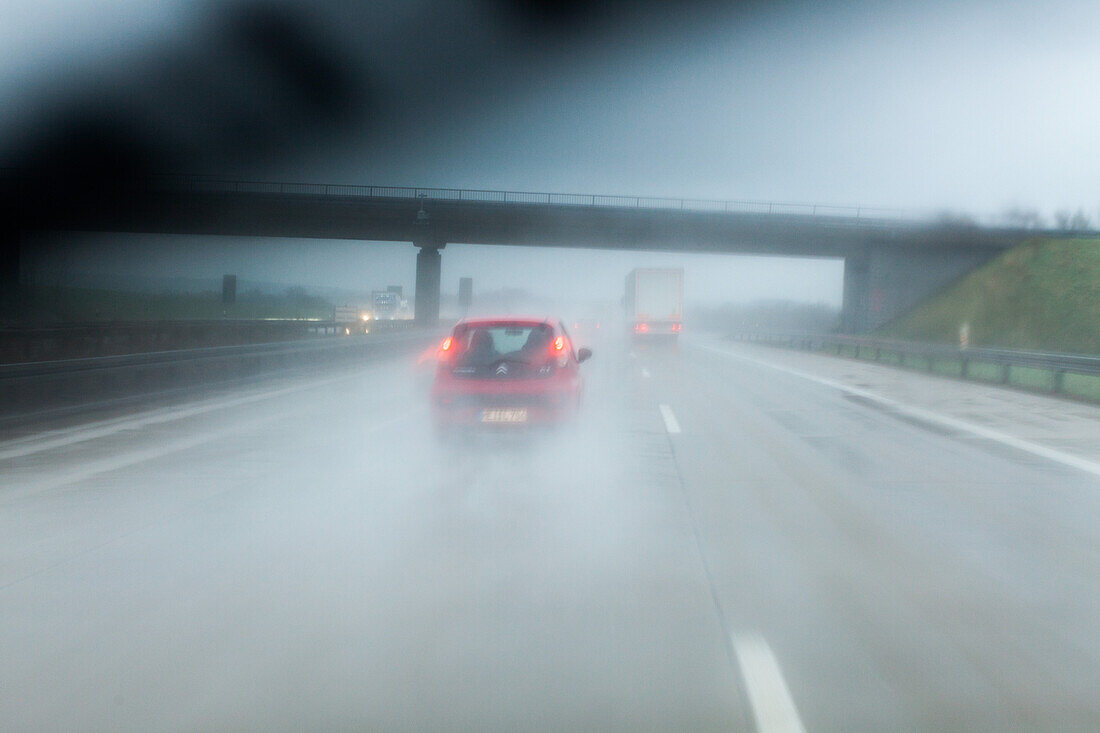 German Autobahn, A4, driving, rain, spray, visibility, weather conditions, motorway, highway, freeway, speed, speed limit, traffic, overtaking lane, infrastructure, Germany