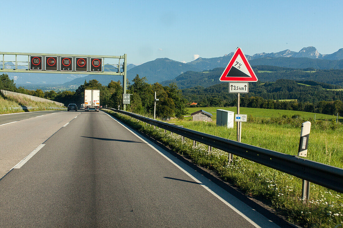 A 8 am Irschenberg, Steigung, Alpen, steil, elektronische Warnung, Deutsche Autobahn, Alpen, Verkehr, Verkehrsnetz, Transit, LKW, Maut, Geschwindigkeit, Geschwindigkeitsbegrenzung, Tempolimit, Mittelstreifen, Transport, Infrastruktur, Automobil, Beschilde