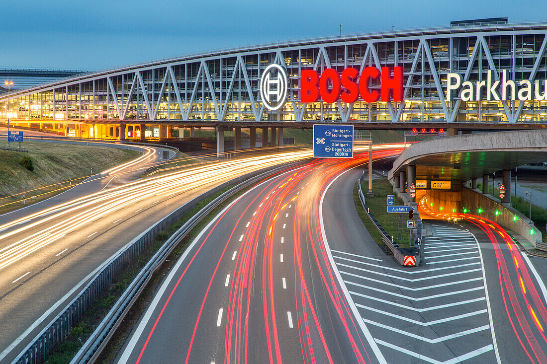 A 8, Bosch-Parkhaus über der Autobahn, Stuttgart, Werbung, Nacht, Leuchtspuren, Lichtspuren, Neon, Deutsche Autobahn, Verkehr, Verkehrsnetz, Transit, LKW, Maut, Geschwindigkeit, Geschwindigkeitsbegrenzung, Tempolimit, Mittelstreifen, Transport, Infrastruk