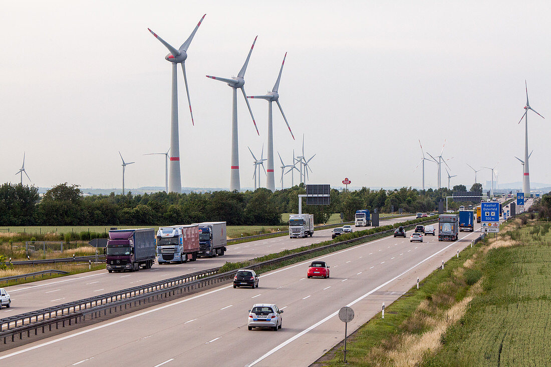 A 9 bei Naumburg, Windturbine, Windkraftanlagen neben Deutsche Autobahn, Verkehr, Verkehrsnetz, Transit, LKW, Maut, Deutschland